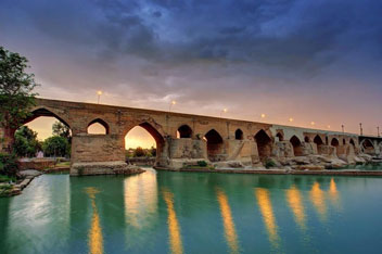 پل قدیم دزفول یا دژپل، از قدیمی‌ترین پل‌های استوار جهان
